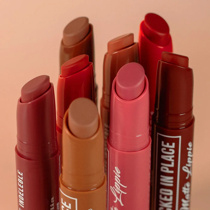 LOCKED IN PLACE MATTE LIPPIES | LABIAL EN BARRA DE LARGA DURACIÓN